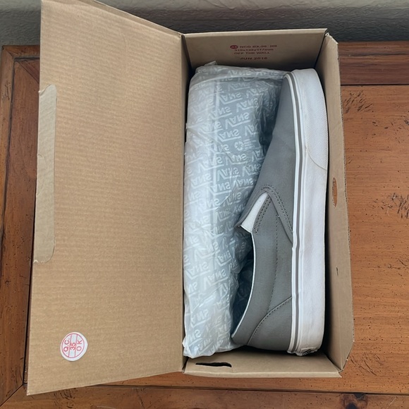 Vans - Women’s Classic Slip-On - Picture 10 of 11